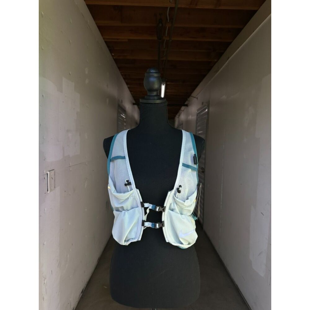 Nike Men’s Trail Running Hydration Vest White Blue NWT Lightweight Adjustable